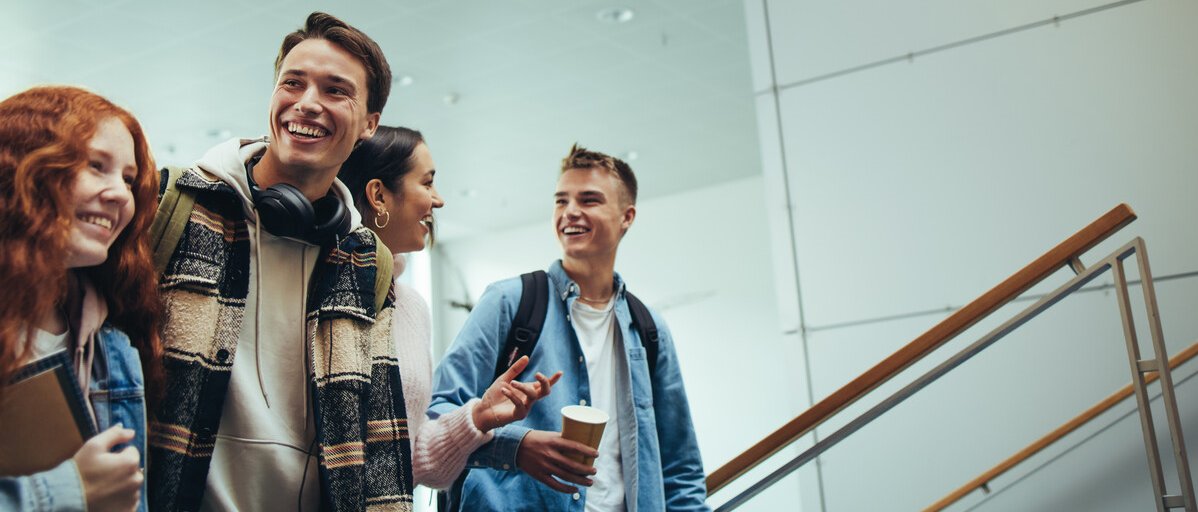 Studierende gehen zum Seminarraum